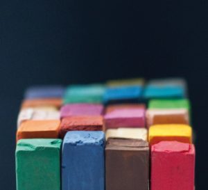 bunte Kreide vor schwarzem Hintergrund